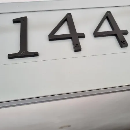 Le 144 *